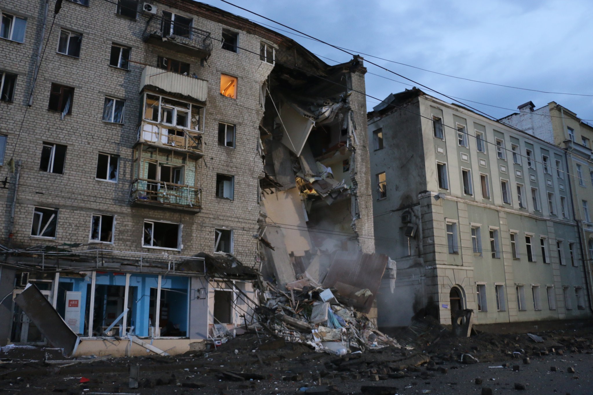 Регіони: росіяни вночі тричі стріляли по житловій забудові Харкова, у області через обстріли - 11 пожеж