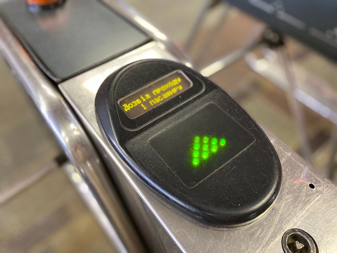 У київському метро відновили оплату за проїзд банківською карткою