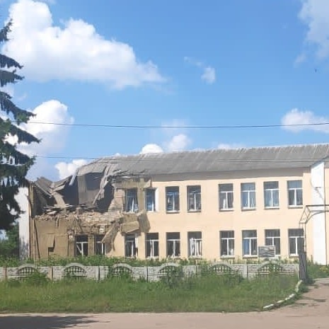 Рашисти випустили з вертольота дві ракети по Сумській області та влучили у школу