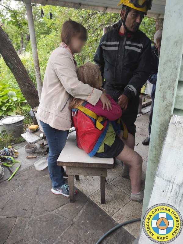 Працівники “Київської служби порятунку” зняли з дерева на Оболоні наркомана (фото)