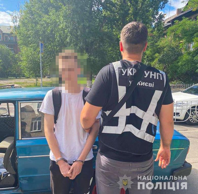 У Києві затримали чоловіка, який продавав наркотики на території школи