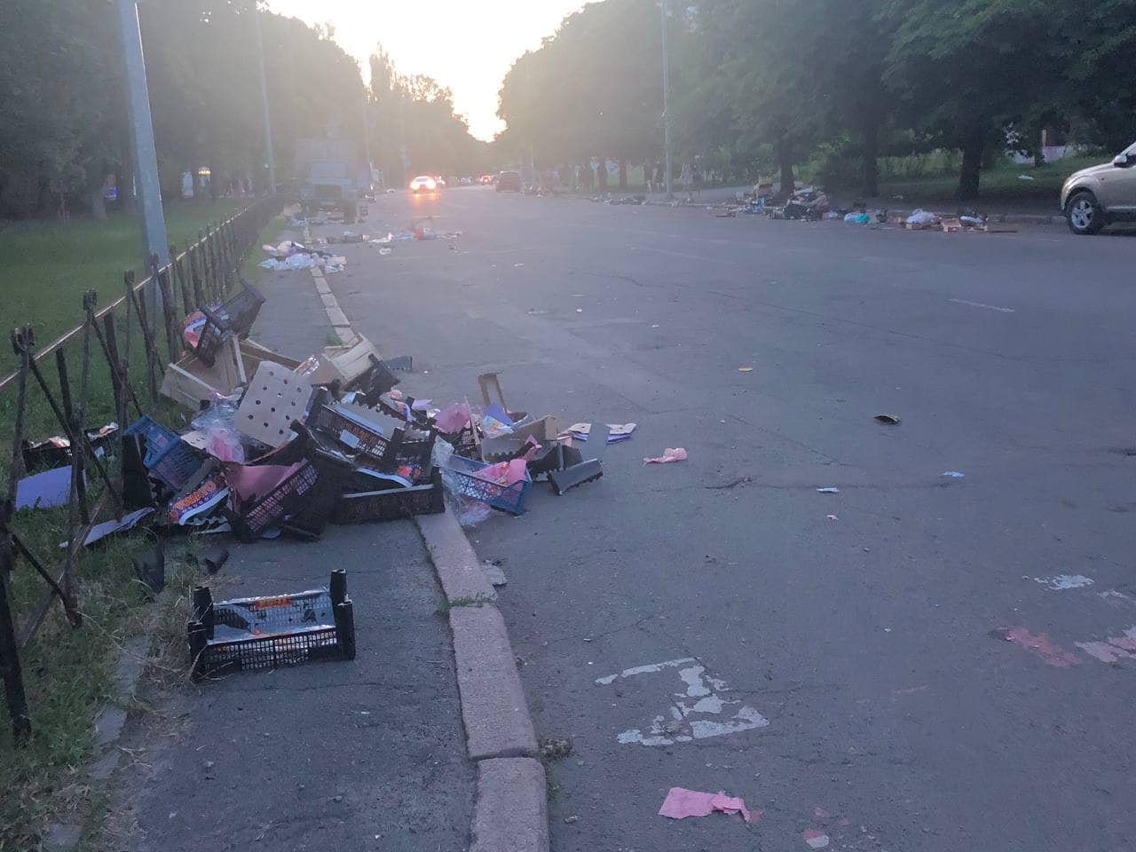 У Києві сміття біля ринків та ярмарків захаращує зливостоки на дорогах і провокує підтоплення, - “Київавтодор”