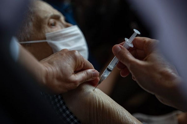 В Україні дозволили введення другої бустерної дози вакцини проти COVID-19 людям віком від 60 років та людям із хронічними хворобами