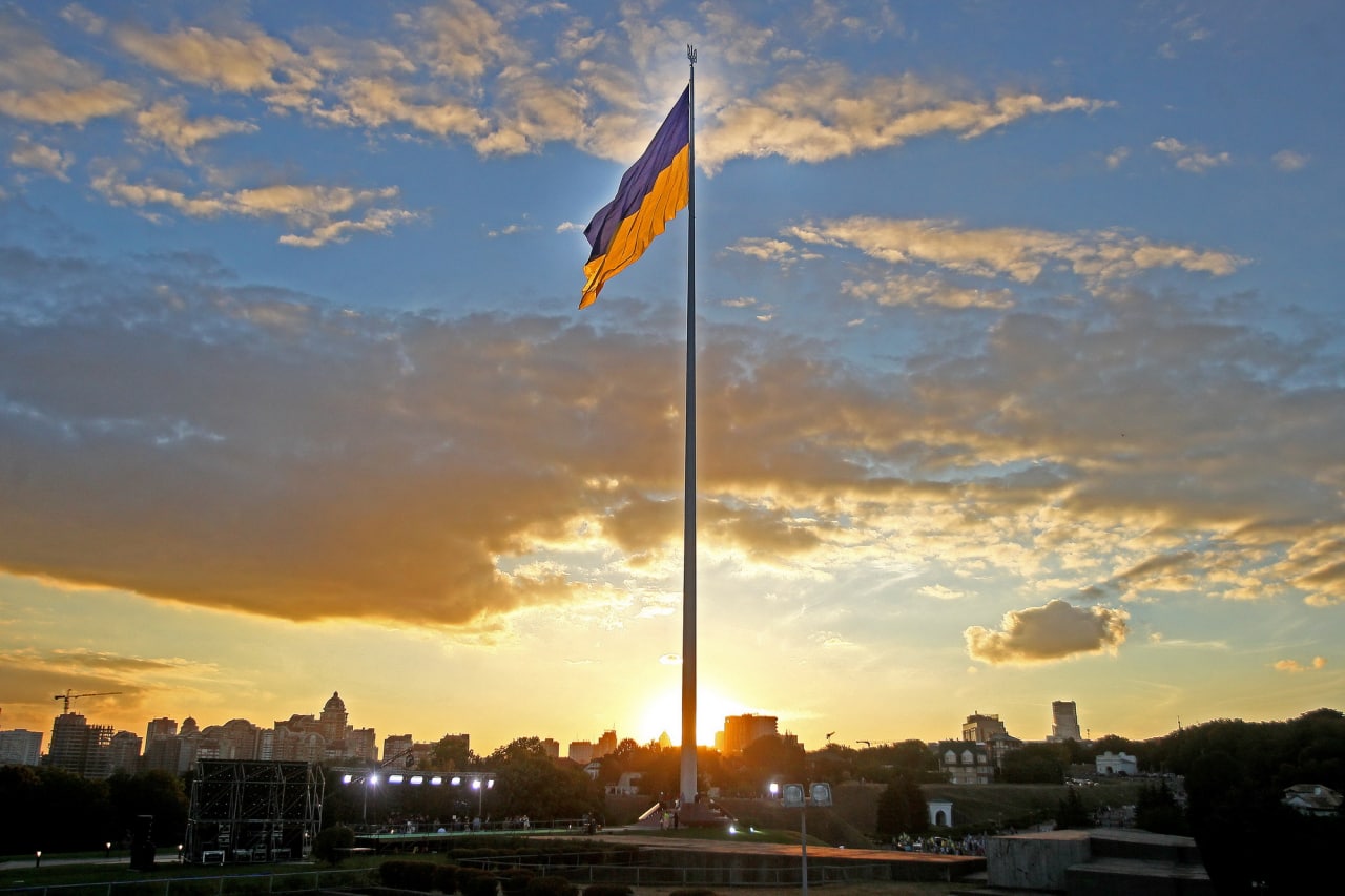 До Дня державного прапора у Києві поміняють головний стяг України