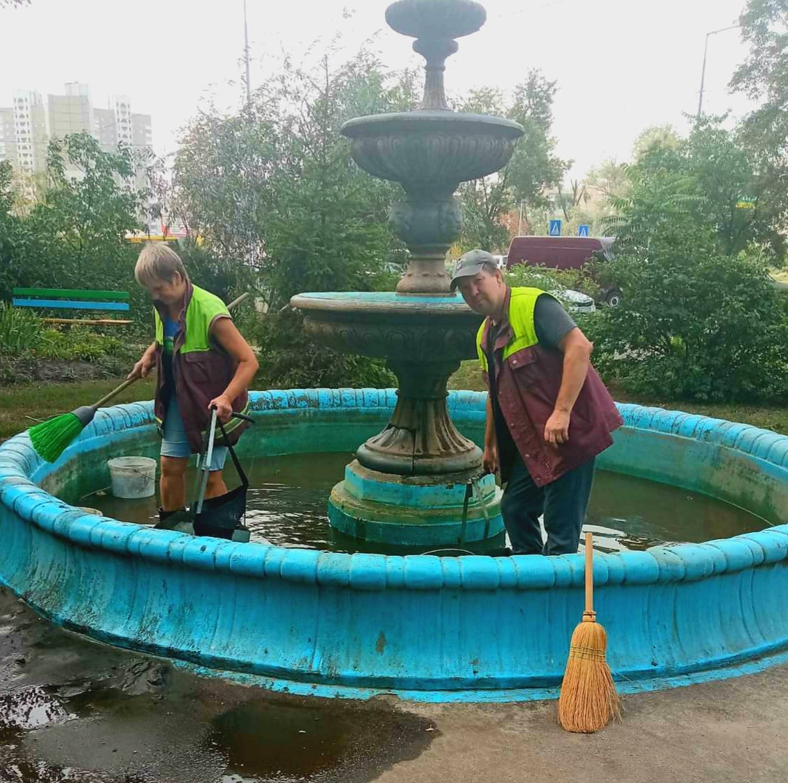 У Дарницькому районі столиці почистили фонтан (фото)