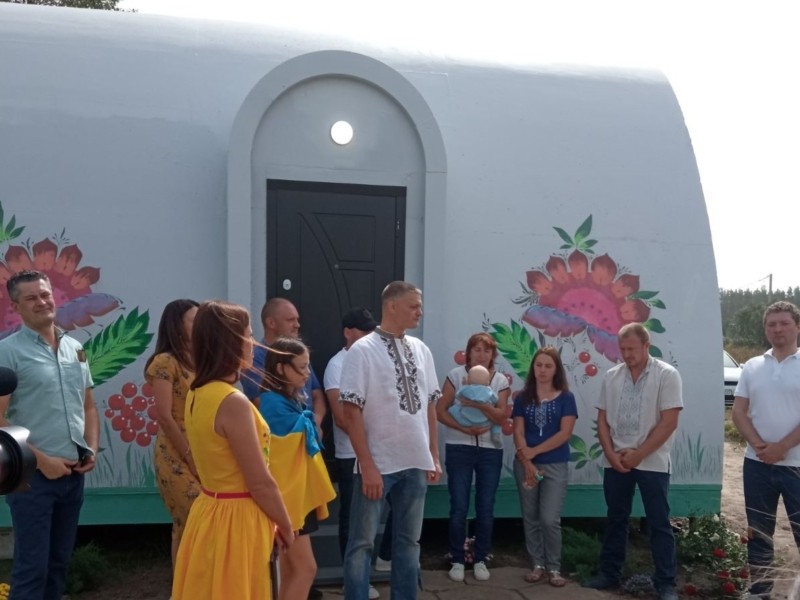 Волонтери побудували термобудинок для родини з Мощуна