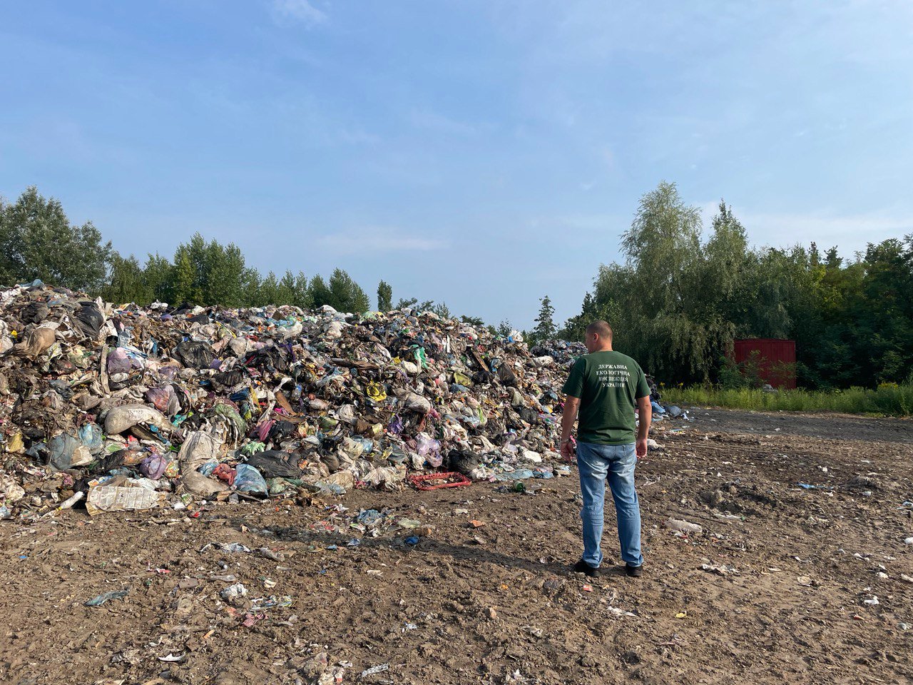 Екоінспекція виявила на Київщині чергове несанкціоноване сміттєзвалище (фото)