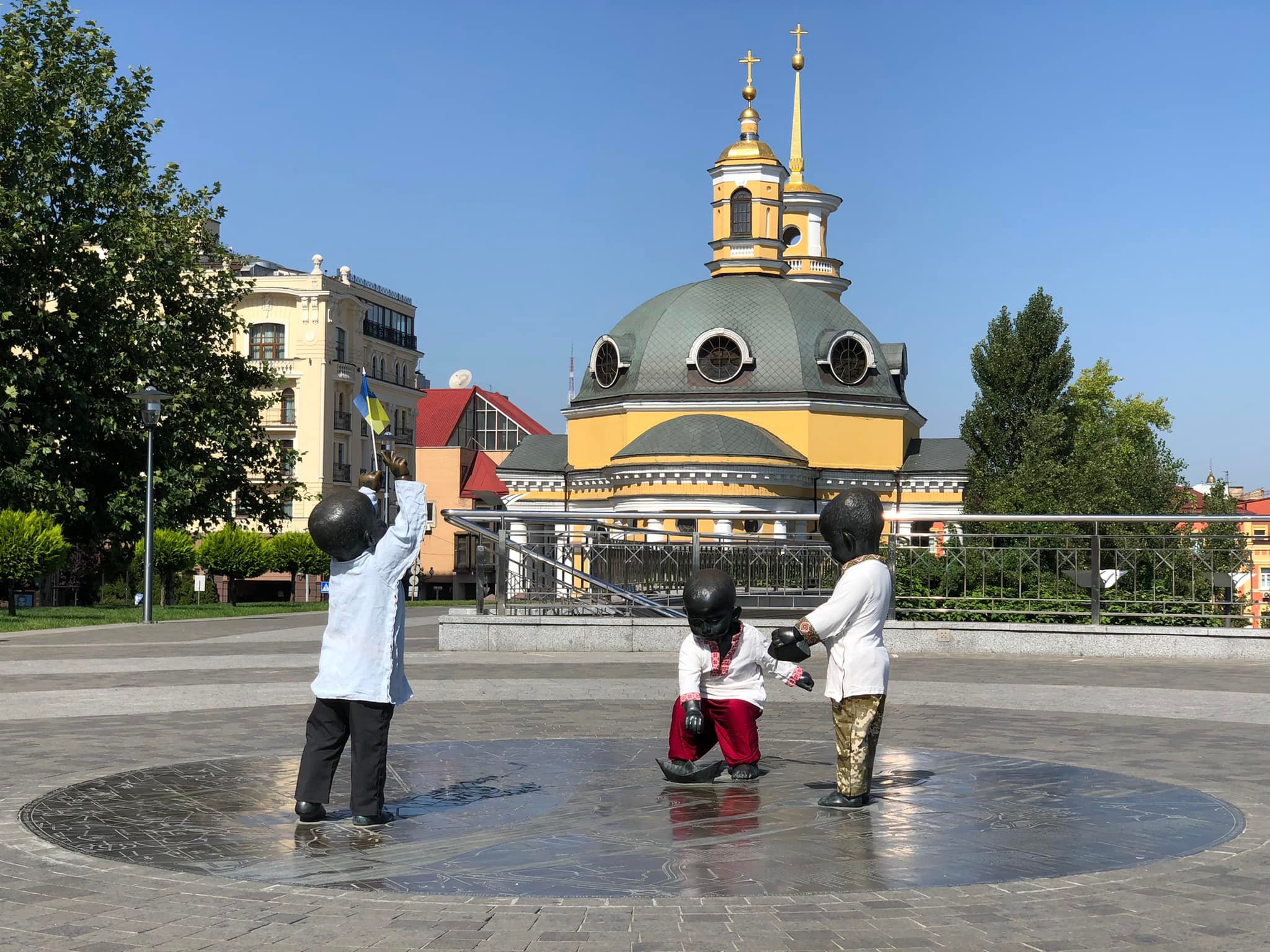 У Києві на честь Дня Незалежності скульптури малюків-засновників перевдягли у вишиванки (фото)