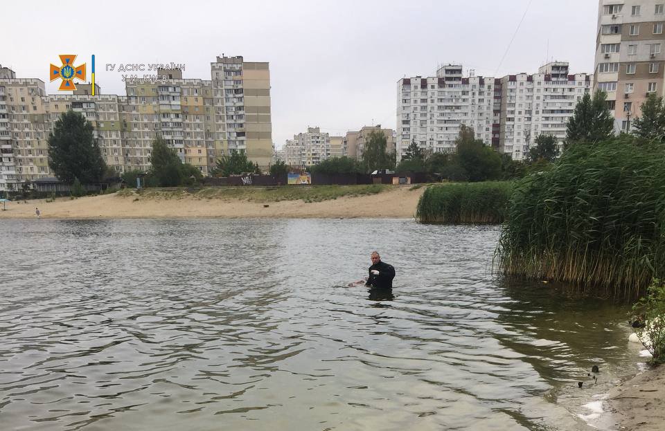 В Дарницькому районі Києва з озера дістали тіло чоловіка