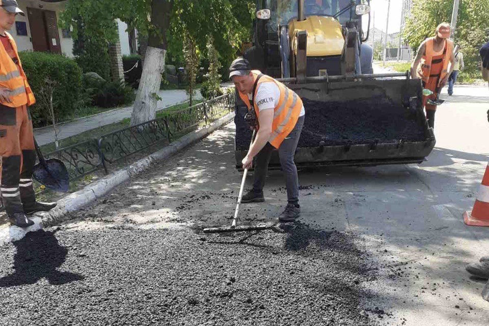 На автомобільних дорогах місцевого значення на Київщині ліквідовано вже більше 50 тис квадратних метрів вибоїн