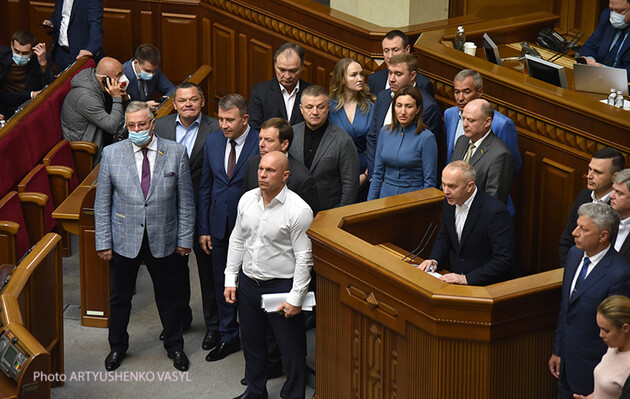 Раді пропонують позбавити мандатів 42 нардепів, що раніше входили до фракції “ОПЗЖ”