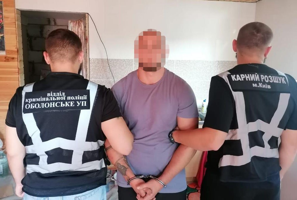 Зв’язали та відібрали 1,3 млн гривень: правоохоронці затримали двох чоловіків, які пограбували подружжя на Оболоні