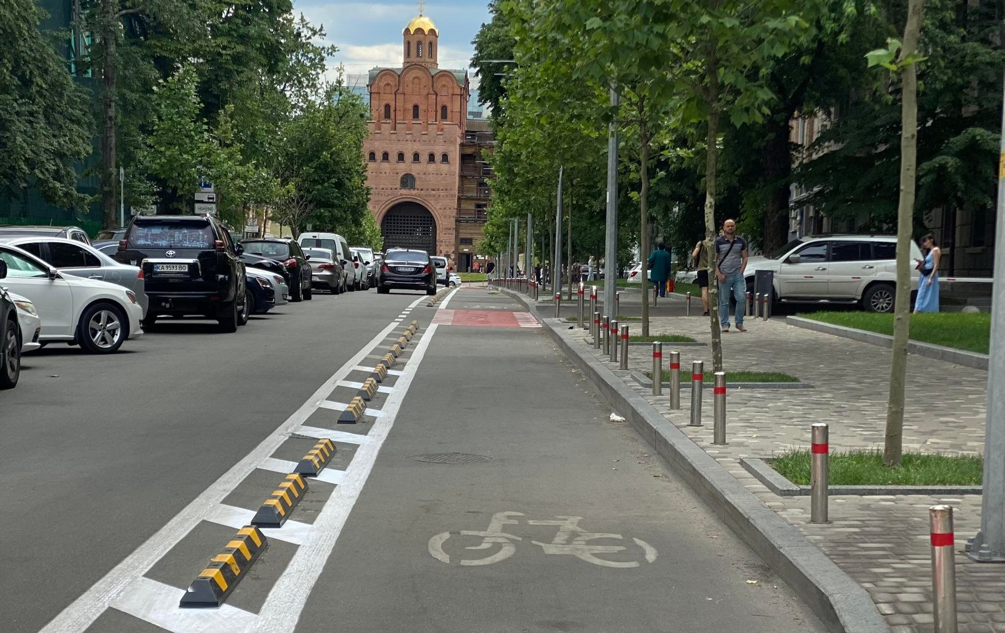 У Києві з 1 вересня велосмуги відокремлять від парковок бортами