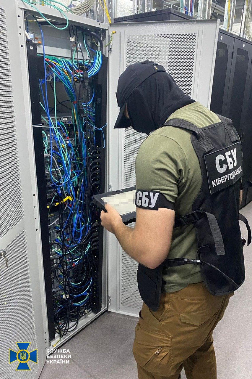 У Києві викрили підпільний серверний центр, який обслуговував понад сто хакерів з рф