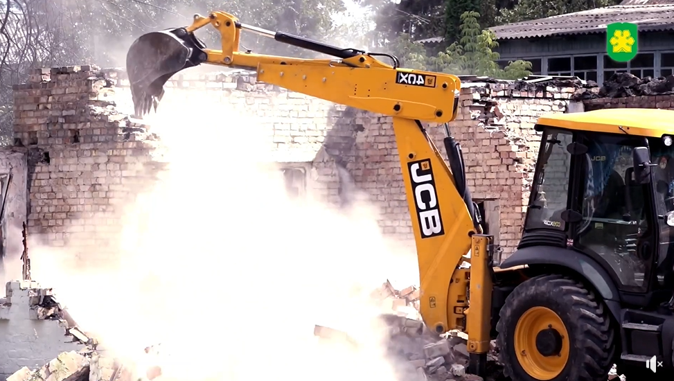 У Ворзелі завершують демонтаж зруйнованого рашистами дитсадка “Ластівка” (відео)