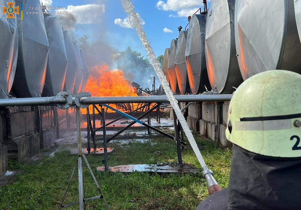 Рятувальники локалізували пожежу на підприємстві в Борисполі на Київщині (фото)