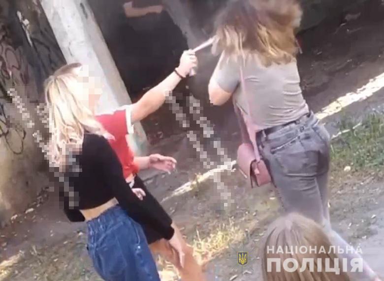 У Києві правоохоронці підозрюють трьох неповнолітніх дівчат у побитті однокласниці