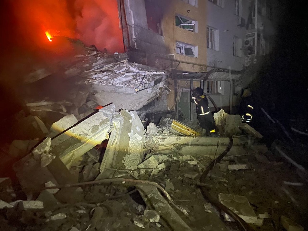 У Бахмуті на Донеччині з-під завалів зруйнованої багатоповерхівки витягли чоловіка, рятувальні роботи тривають
