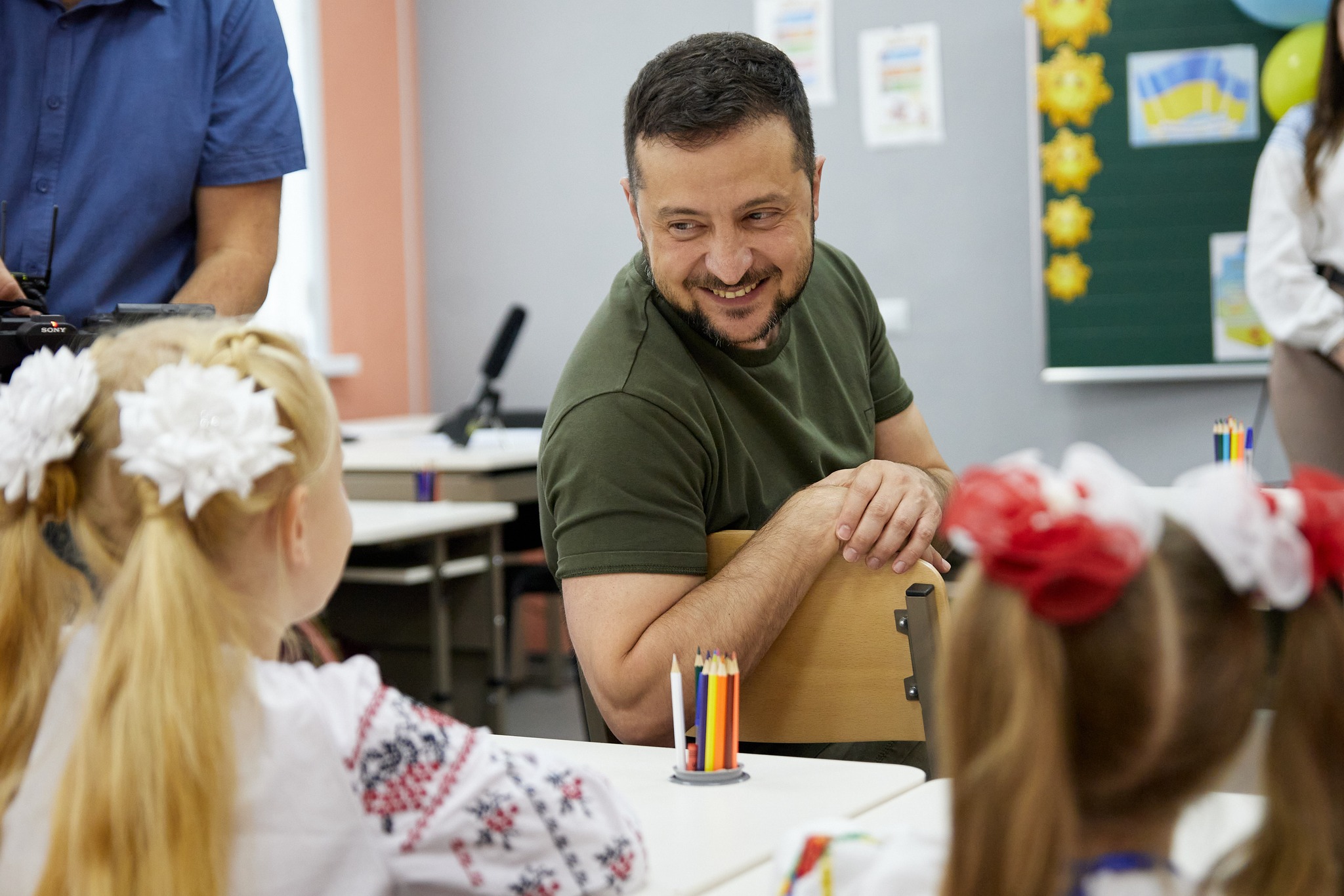 У День знань Володимир Зеленський відвідав одну із шкіл Ірпеня, пошкоджену окупантами