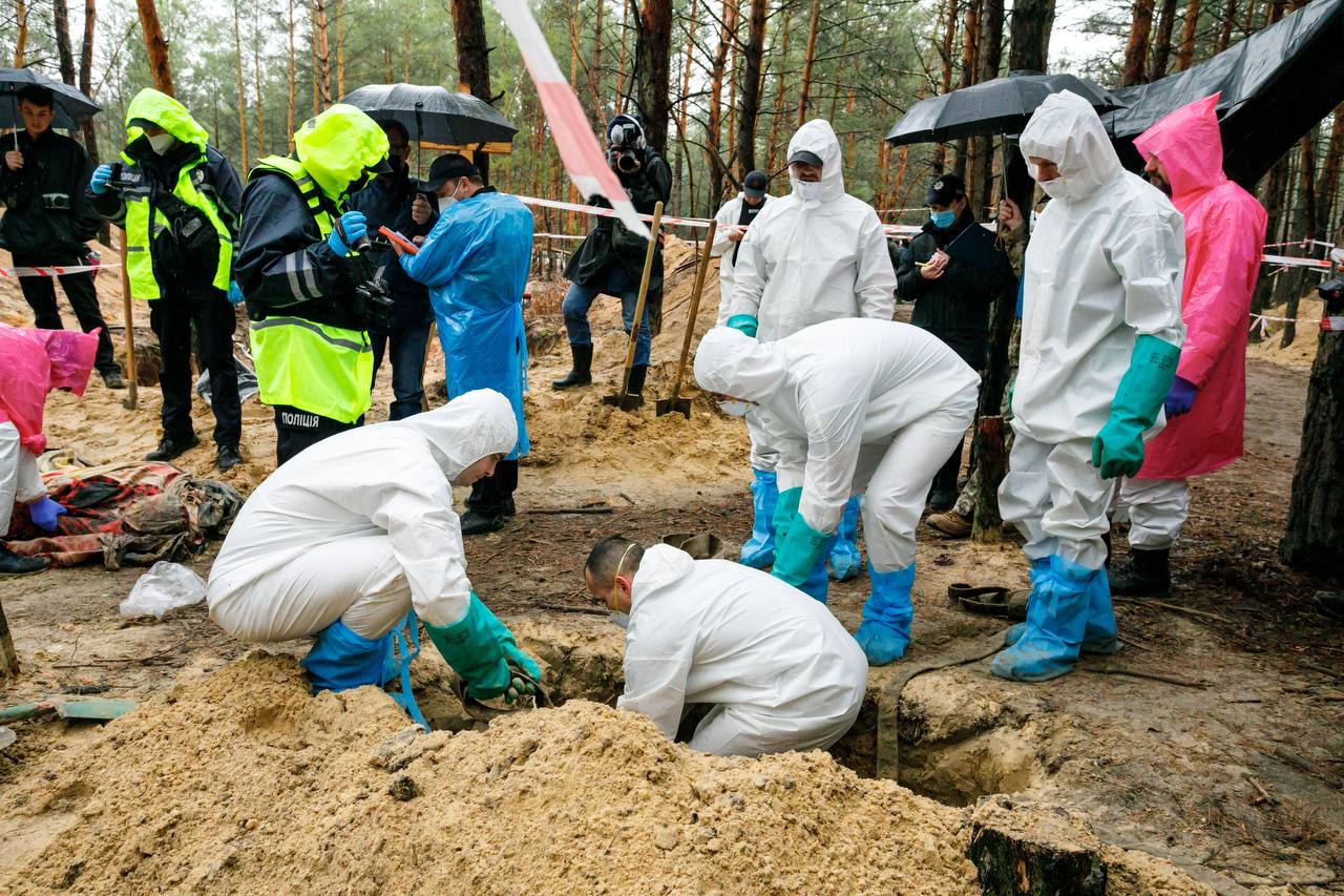 В Ізюмі на Харківщині у місці масового поховання ексгумували вже 427 загиблих