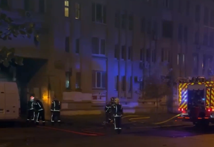 На столичному Подолі сталося загоряння газової труби житлового будинку (відео)