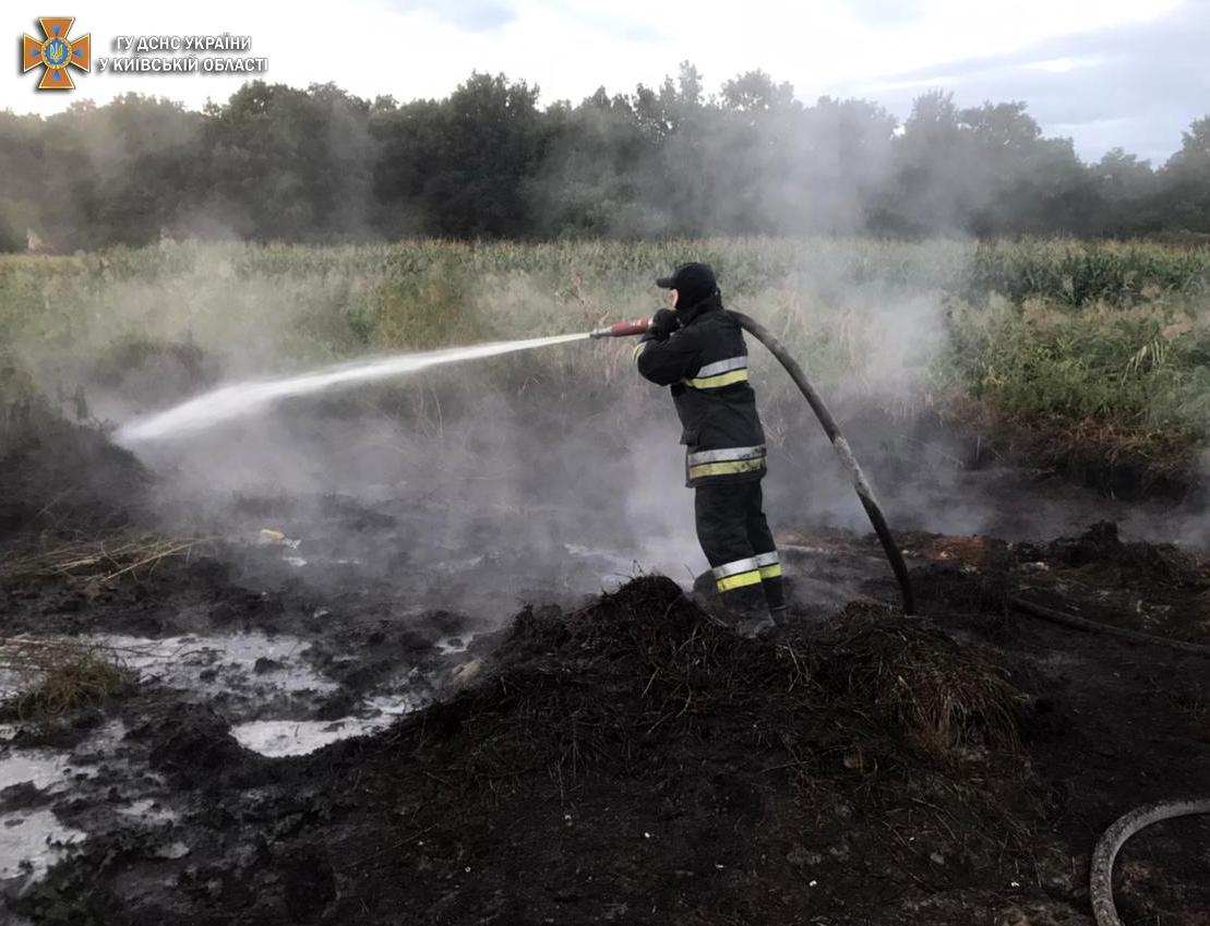 На Київщині триває ліквідація двох осередків загорання торфовищ (фото)