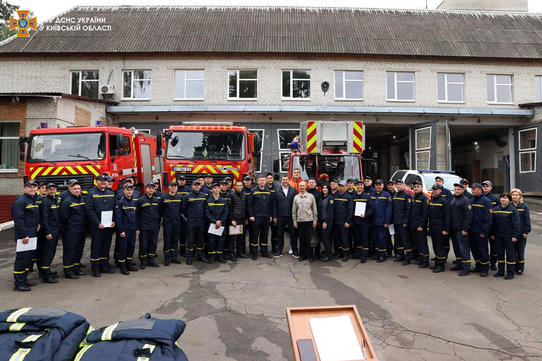 Ірпінським рятувальникам вручили пожежний автомобіль MAN та комплекти бойового одягу (фото)