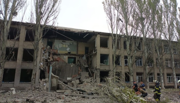 На Донеччині окупанти обстріляли школу з укриттям для цивільних