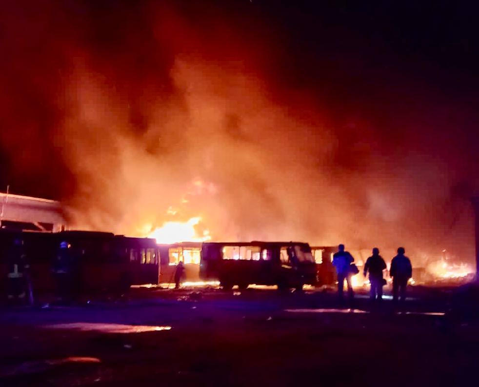 Рашисти обстріляли Дніпро з “Іскандерів”: одна людина загинула, п’ятеро поранені, згоріли біля 100 автобусів (фото)