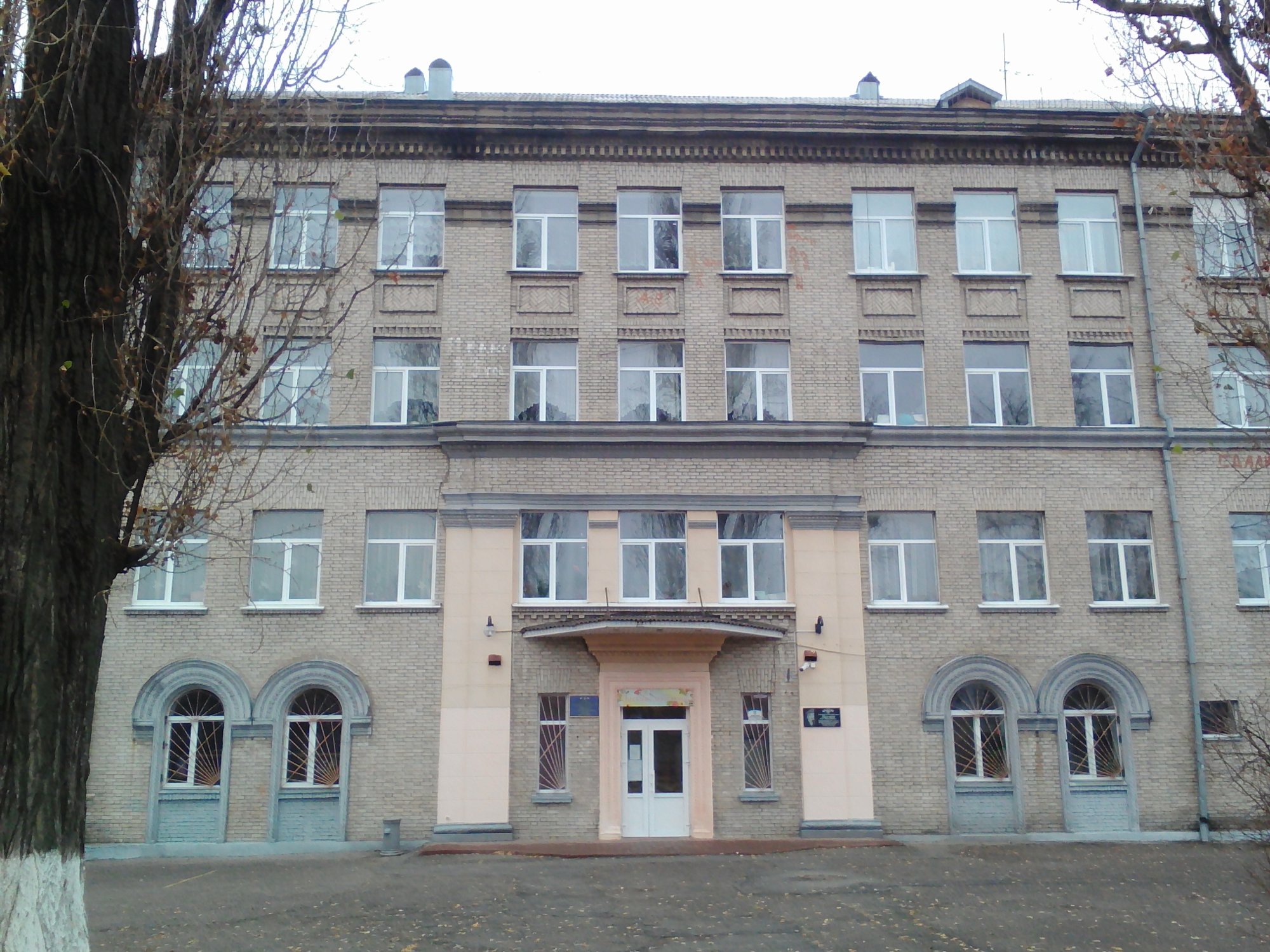Фасад школи в Голосіївському районі Києва відремонтують за 5 млн гривень