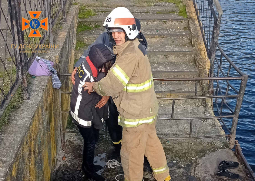 На Київщині рятувальники витягнули з води дівчину, яка тонула в Дніпрі (фото)