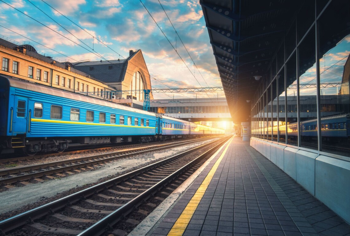 “Укрзалізниця” зберігає дійсними квітки для пасажирів, які не змогли сісти на свій поїзд у Києві через перебування в укриттях