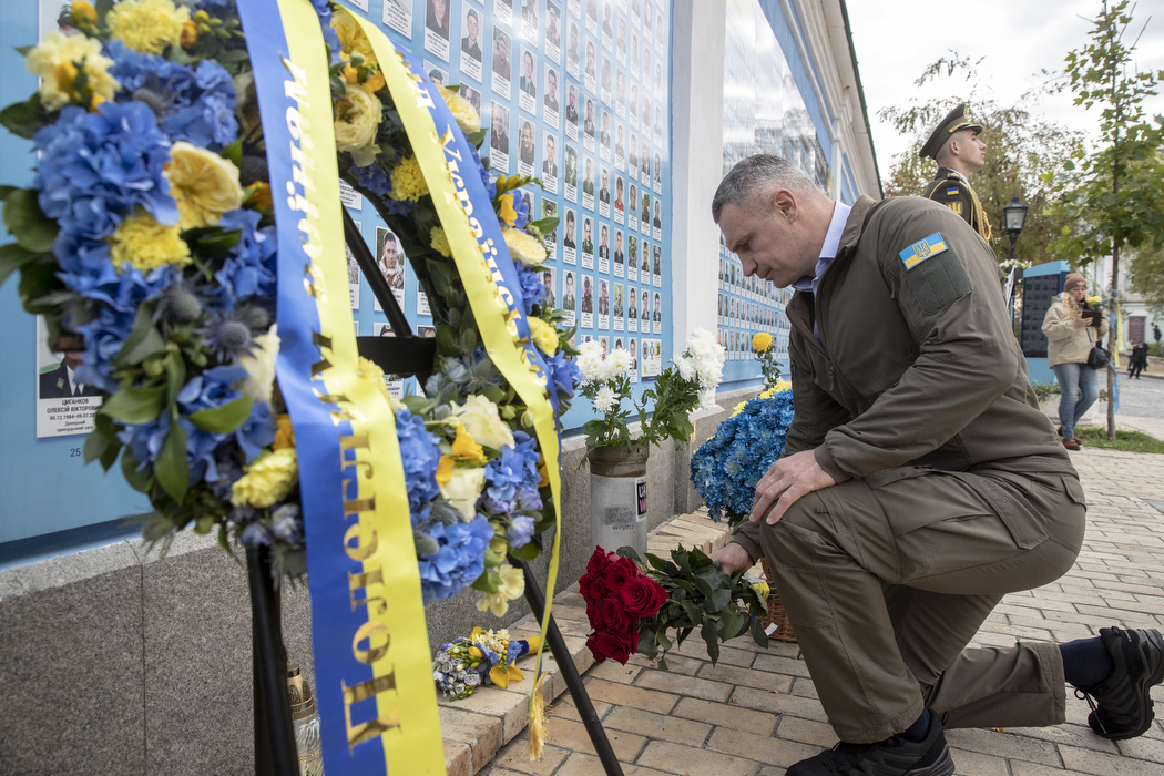 Кличко у День Захисників і Захисниць України поклав квіти до Стіни пам’ яті (фото)