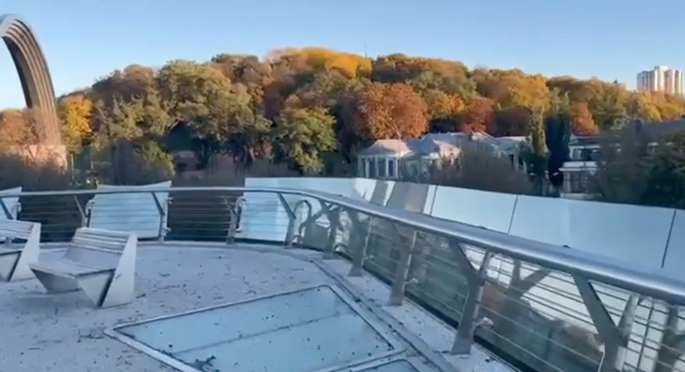 Кличко показав пошкодження на пішохідно-оглядовому мості Києва (відео)