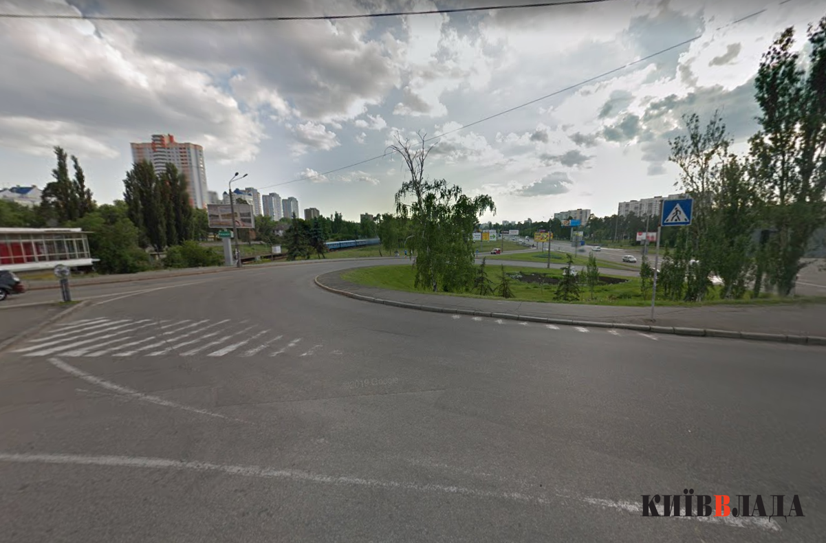 У Києві частково обмежено рух на розв’язці біля станції метро “Чернігівська”
