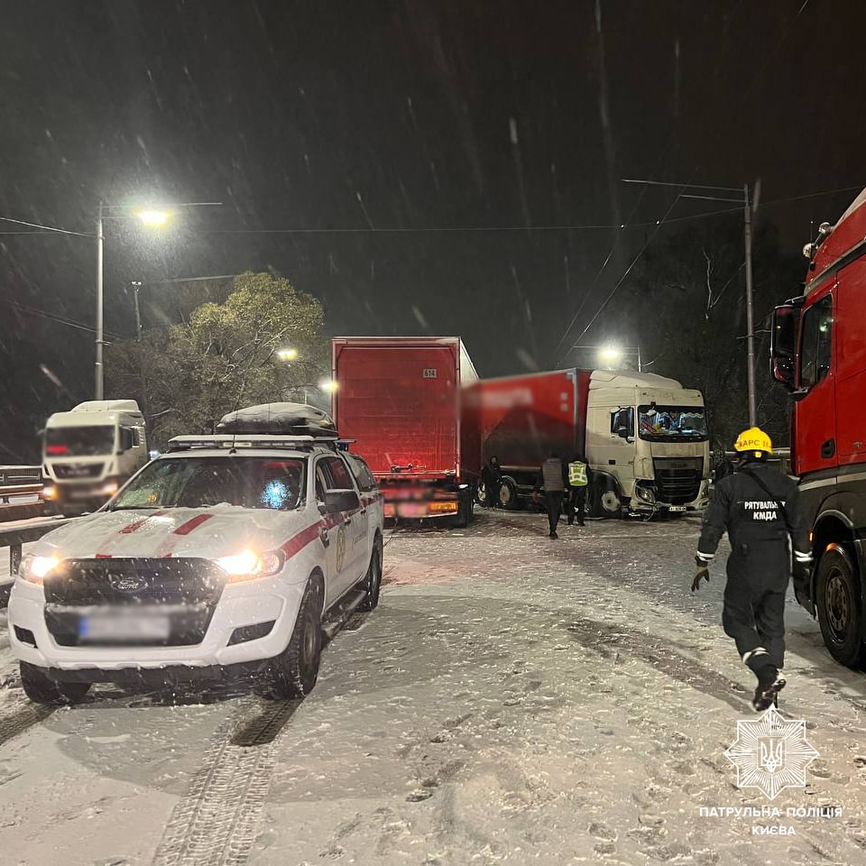 Перший снігопад: у столиці сталося 5 ДТП з потерпілими, на Київщині перекинулась маршрутка з пасажирами (фото)
