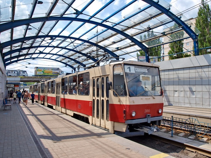 У столиці на семи трамвайних маршрутах тимчасово продовжують працювати автобуси