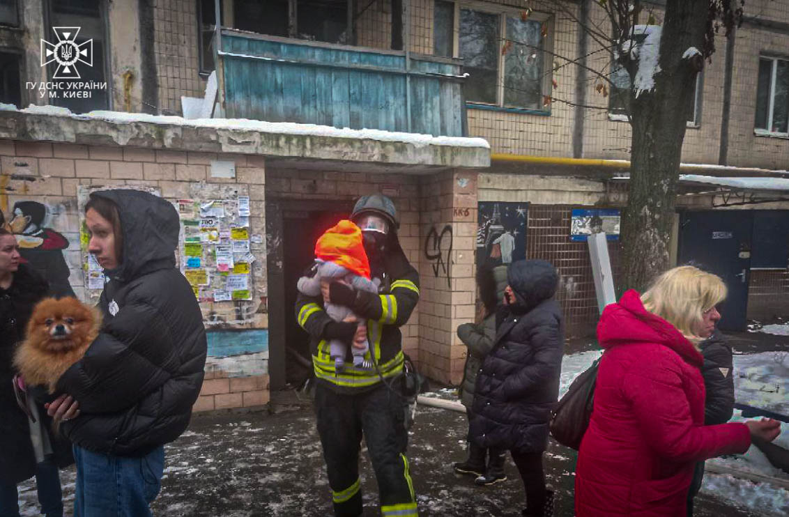 У Києві під час гасіння пожежі в багатоповерхівці врятували двох дітей