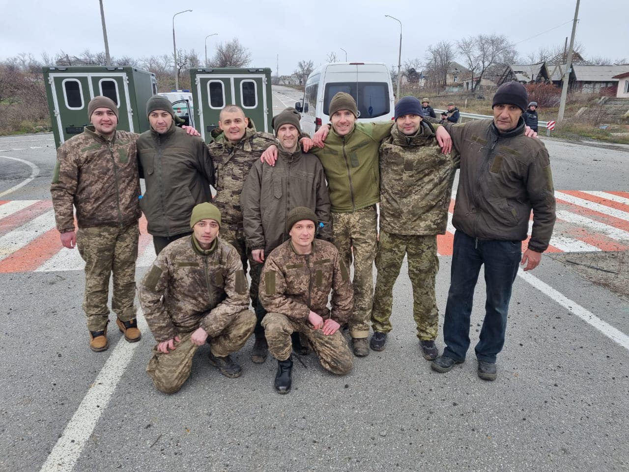 Україна повернула з полону 12 людей, серед них захисники Маріуполя, Зміїного та ЧАЕС