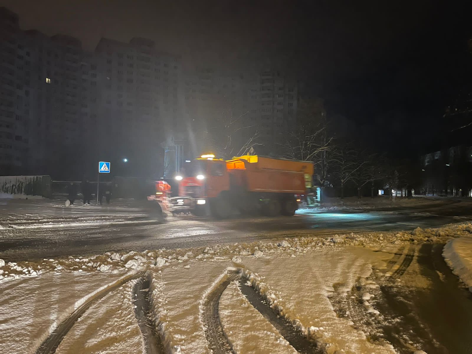 Уночі та вранці дороги й тротуари столиці розчищали від снігу 288 одиниць техніки і 450 комунальників