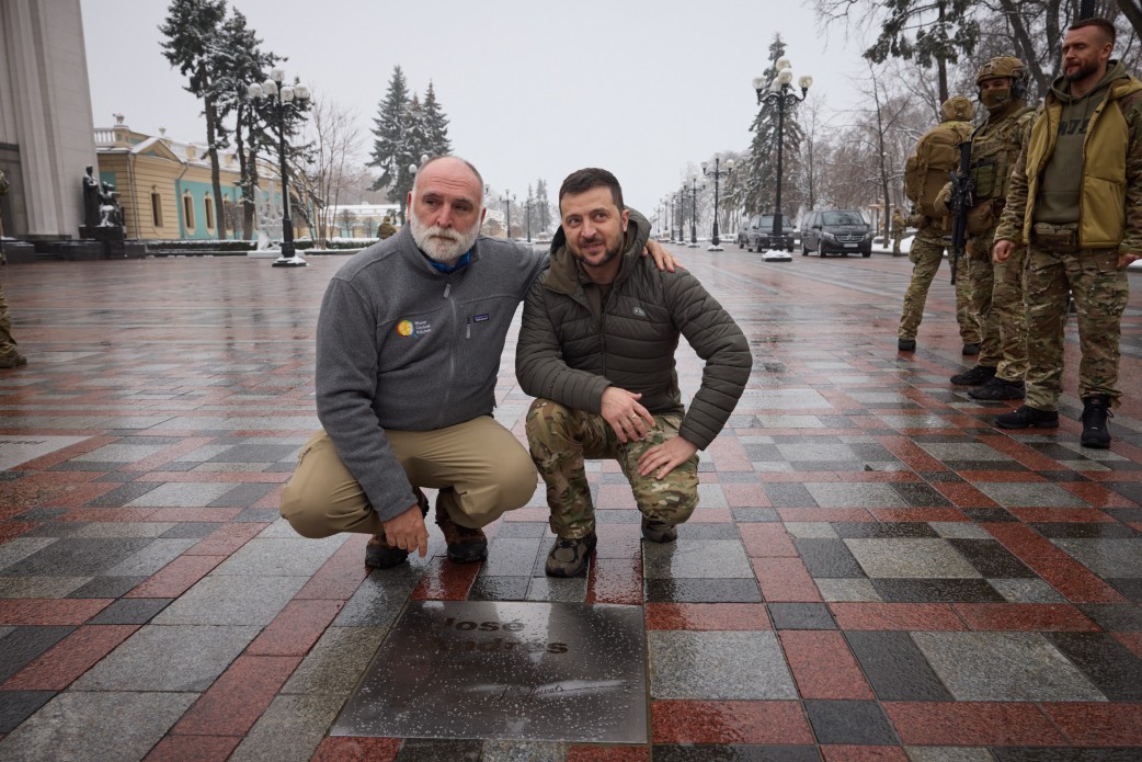 На Алеї сміливості встановили табличку благодійнику Хосе Андресу