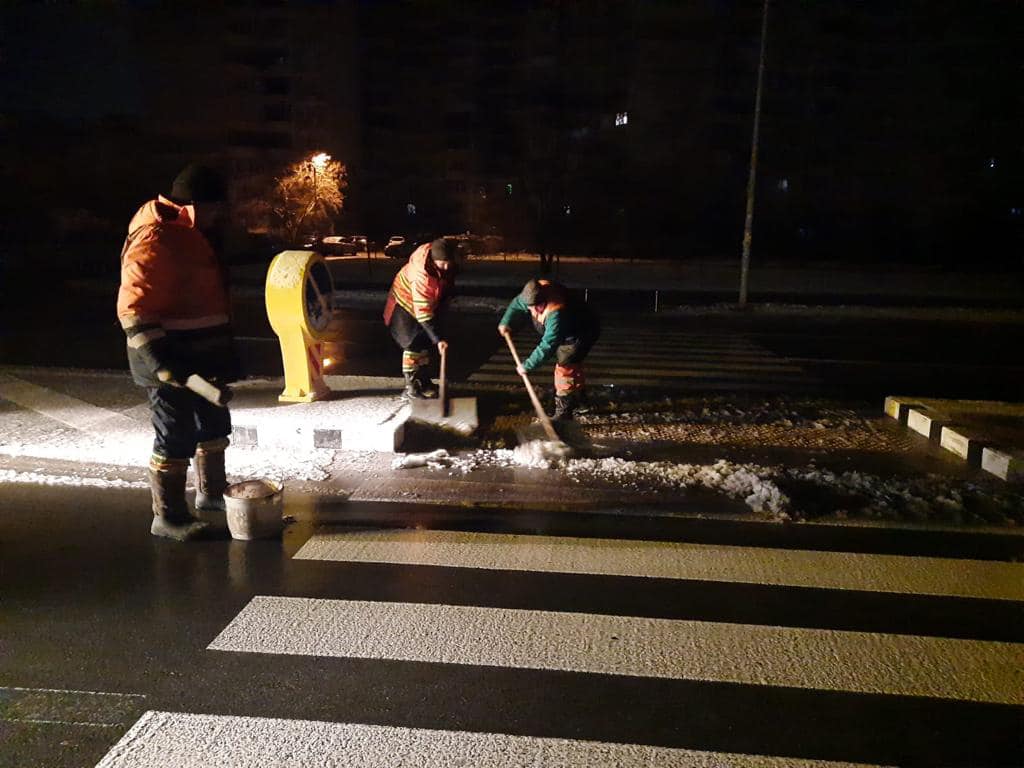 Цієї ночі на дорогах столиці наслідки снігопаду долали 143 одиниці спецтехніки