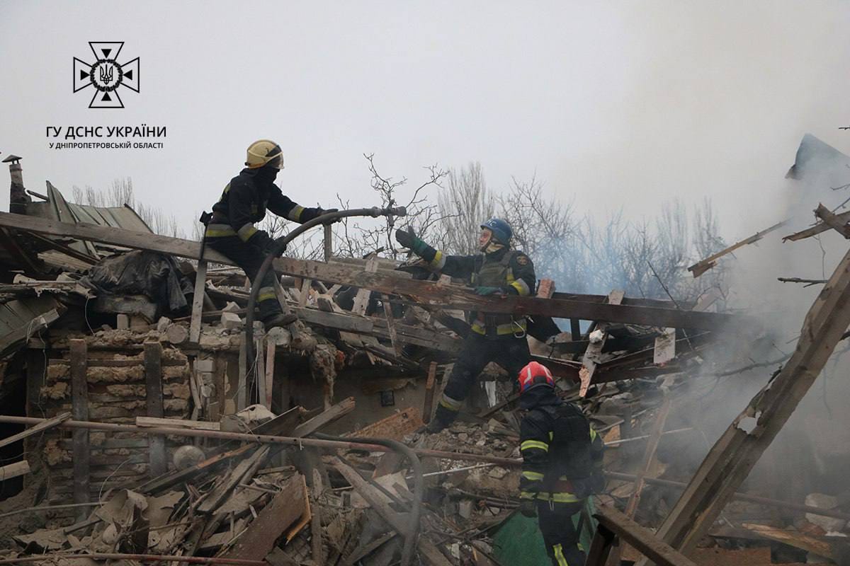 У Дніпрі з-під завалів дістали тіло жертви ракетного удару