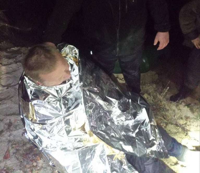 На Київщині поліцейські врятували із водяної пастки рибалку (фото, відео)