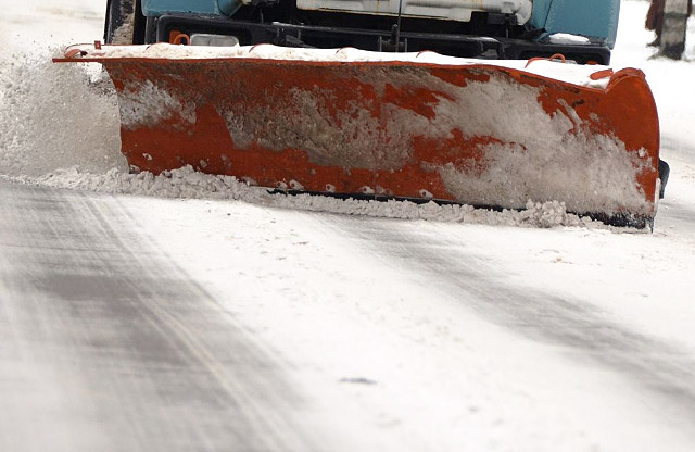На Київщині для розчищення доріг від снігу залучено 127 одиниць техніки