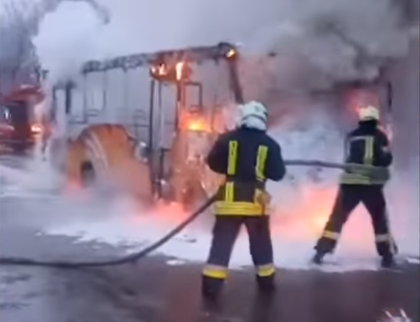 В Дарницькому районі столиці горіла маршрутка (відео)