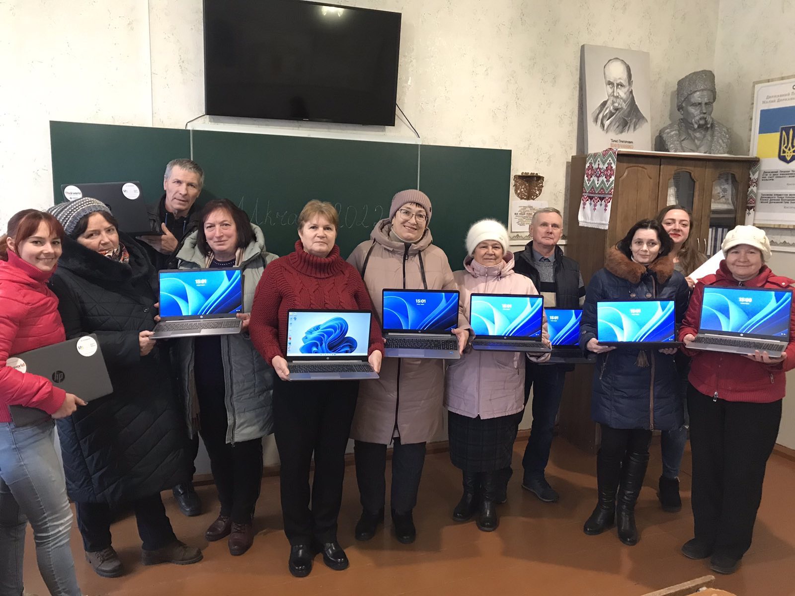 Вчителі Студениківської громади отримали ноутбуки