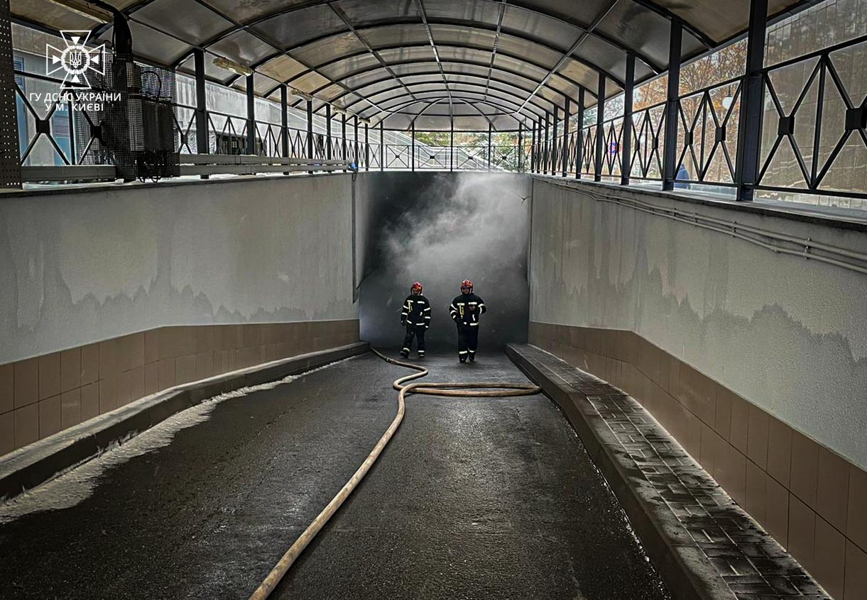 На столичних Новопечерських Липках рятувальники ліквідували пожежу в підземному паркінгу (фото)