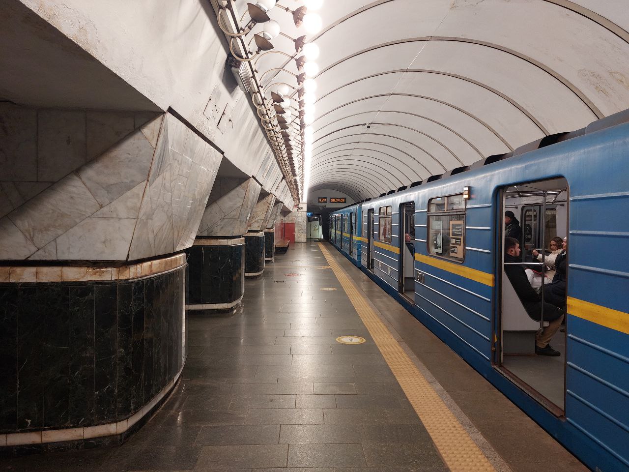 Під час свят Київський метрополітен працює у звичайному графіку роботи за винятком повітряних тривог (розклад)