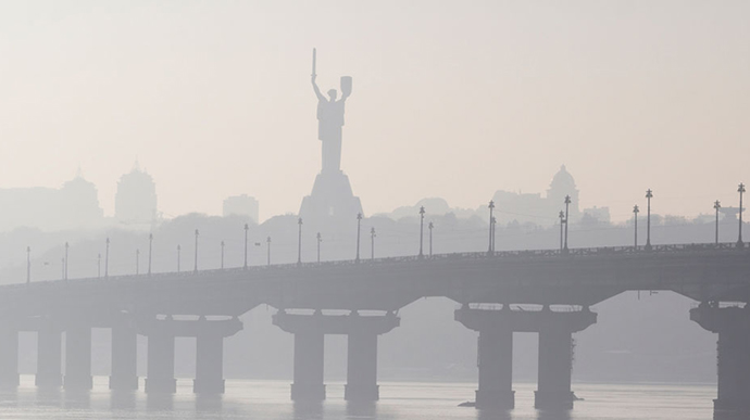Сьогодні у столиці очікується туман з низькою видимістю, водіїв закликають дотримуватися правил безпечного керування